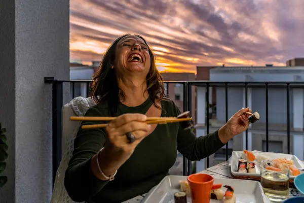 Attractive Middle Aged Woman Eating Chinese Take Away Food Sitting — Stock Photo, Image