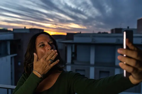 Hermosa Mujer Mediana Edad Tomando Una Selfie Terraza Aire Libre —  Fotos de Stock