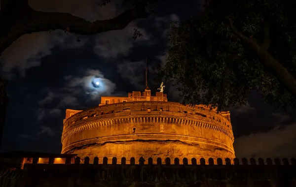 Vista Notturna Tra Rami Albero Della Fortezza Castel Sant Angelo — Foto Stock