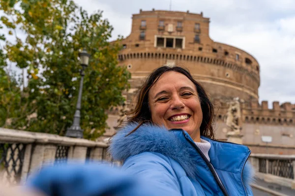 Femeie Fericită Vârstă Mijlocie Vacanță Luând Selfie Fața Cetății Castel — Fotografie, imagine de stoc