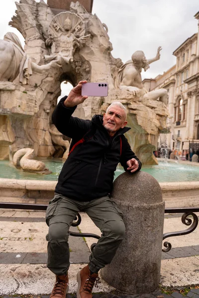 快乐的中年男人在罗马肚脐广场的喷泉前自拍 有趣又度假的概念 — 图库照片