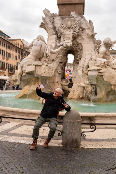 Glad Medelålders Man Semester Selfie Framför Fontänen Piazza Navona Rom — Stockfoto