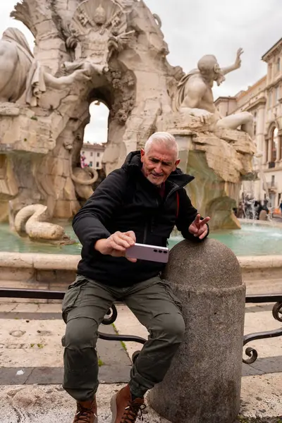 Glade Middelaldrende Mann Ferie Selfie Foran Fontenen Piazza Navona Roma – stockfoto