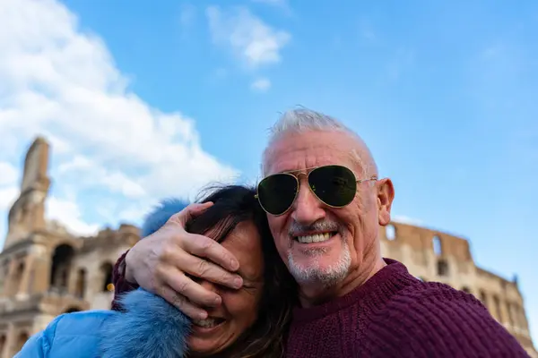 Glad Medelålders Par Semester Tar Selfie Framför Coliseum Amfiteater Rom — Stockfoto