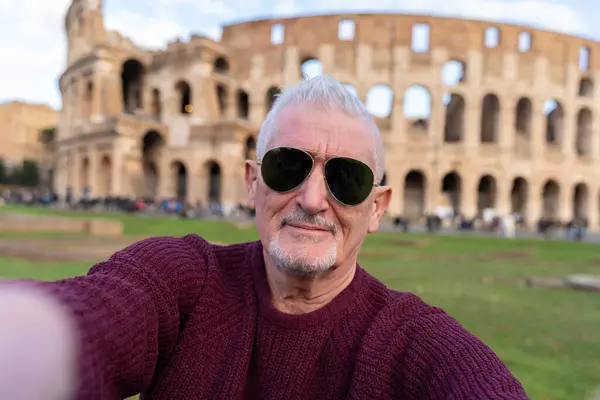Glad Medelålders Man Semester Tar Selfie Framför Coliseum Amfiteater Rom — Stockfoto
