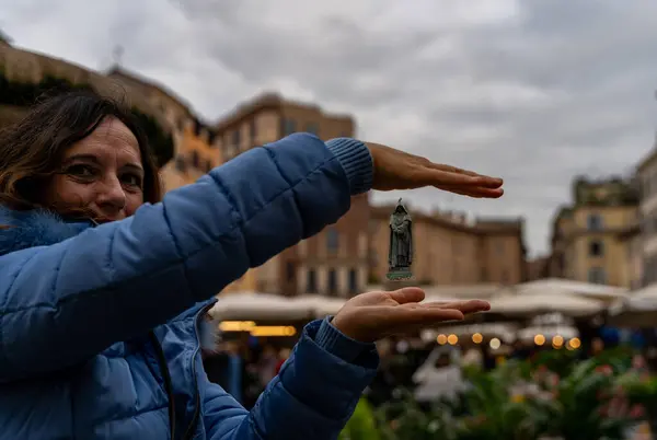 Femeie Frumoasă Vârstă Mijlocie Care Călătorește Roma Arătând Statuie Campo — Fotografie, imagine de stoc