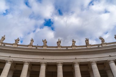 Bernini 'nin Roma' daki Aziz Peter Meydanı 'ndaki sütunlarının ve heykellerinin ayrıntıları.