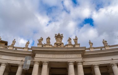 Bernini 'nin Roma' daki Aziz Peter Meydanı 'ndaki sütunlarının ve heykellerinin ayrıntıları.