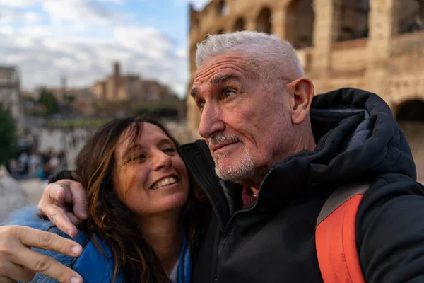 Cuplu Fericit Vârstă Mijlocie Vacanță Luând Selfie Fața Amfiteatrului Colosseum — Fotografie, imagine de stoc
