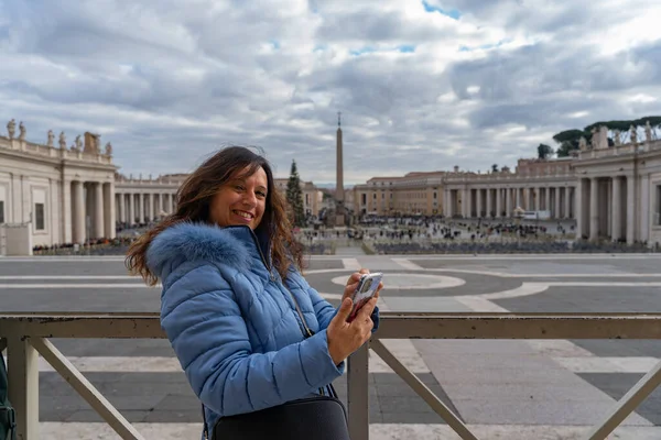Gelukkige Vrouwelijke Toerist Van Middelbare Leeftijd Met Behulp Van Mobiele — Stockfoto