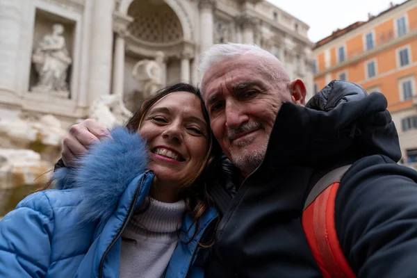 Lykkelig Middelaldrende Par Ferie Selfie Foran Berømt Trevi Fontene Roma – stockfoto