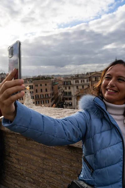 Mooie Volwassen Vrouw Toerist Nemen Van Een Selfie Voorkant Van — Stockfoto