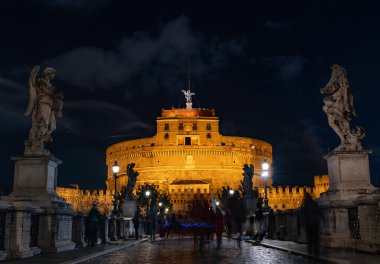 Sant 'Angelo Kalesi ve Sant' Angelo Köprüsü 'nün gece görüşü - seyahat kavramı