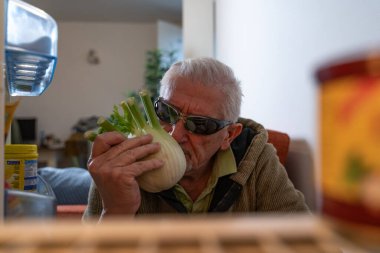 Orta yaşlı bekar bir adam buzdolabına yiyecek götürüyor. Ev aletlerinin içinden bakıyor.