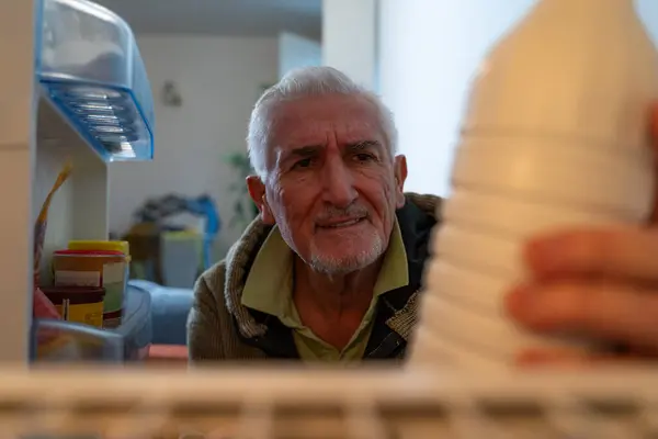 Homme Célibataire Âge Moyen Prenant Nourriture Dans Réfrigérateur Vue Intérieur — Photo