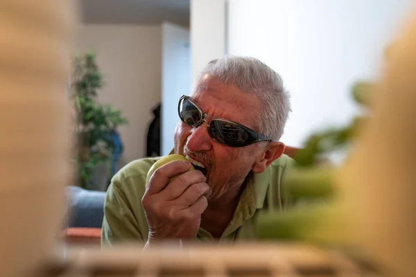 Medelålders Ensamstående Man Biter Ett Äpple Från Kylskåpet Inifrån Apparaten — Stockfoto
