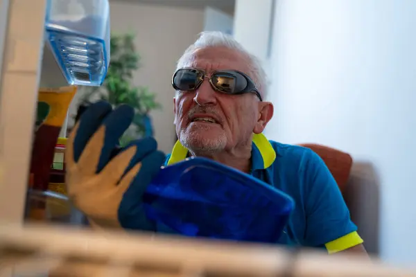 Orta Yaşlı Bekar Adam Buzdolabını Neşeyle Temizliyor Aletinin Içinden Bakıyor — Stok fotoğraf