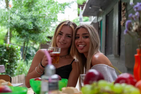 Ευτυχισμένο Ζευγάρι Νεαρών Γυναικών Της Χιλιετίας Που Πίνουν Μπύρα Υπαίθριες Royalty Free Εικόνες Αρχείου