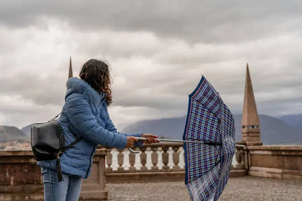 물방울에 Isola Bella에 Borromeo 궁전의 테라스에 우산을 로열티 프리 스톡 이미지
