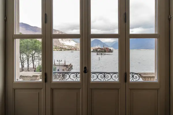 Paisagem Das Ilhas Lago Maggiore Visto Através Uma Porta Vidro Imagens De Bancos De Imagens