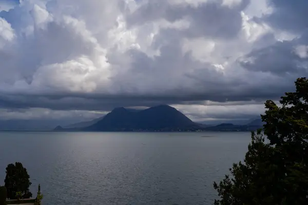 Panorama Del Lago Maggiore Día Lluvioso Con Nubes Bajas Pesadas Fotos de stock libres de derechos