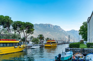Garda Gölü 'nün sularına demir atmış iki sarı feribotlu küçük turist limanı.