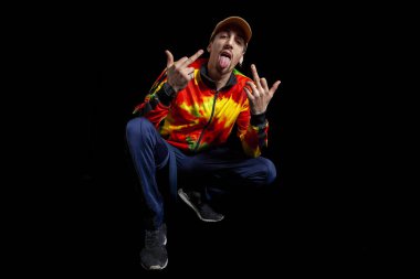 Stüdyoda siyah arka planda genç aktif rapçinin portresi