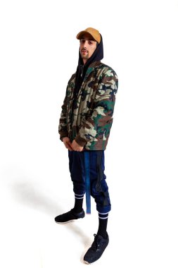 Stüdyoda beyaz arka planda genç aktif rapçinin portresi