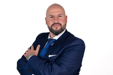 Mavi takım elbiseli ve kravatlı bir işadamı portresi beyaz arka planda izole edilmiş dostane bir ifadeyle.