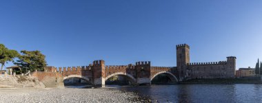 Ortaçağ Scalgero Castelvecchio Köprüsü panoraması Adige Nehri, Verona, İtalya - Dünya Seyahat Konsepti