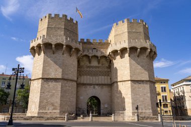 Serrano, Valencia 'daki eski kuleleri güçlendirdi.