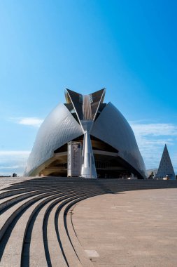 VALENCIA, İspanya - 07 Temmuz 2025: The Queen Sofia Palace of the Arts, mimar Calatrava tarafından tasarlanan cam ve beton bir bina. Valencia Sanat ve Bilim Şehri..