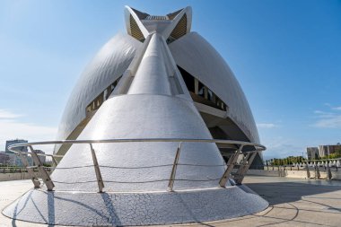 VALENCIA, İspanya - 07 Temmuz 2025: The Queen Sofia Palace of the Arts, mimar Calatrava tarafından tasarlanan cam ve beton bir bina. Valencia Sanat ve Bilim Şehri..