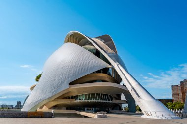 VALENCIA, İspanya - 07 Temmuz 2025: The Queen Sofia Palace of the Arts, mimar Calatrava tarafından tasarlanan cam ve beton bir bina. Valencia Sanat ve Bilim Şehri..