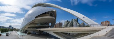 VALENCIA, İspanya - 07 Temmuz 2025: The Queen Sofia Palace of the Arts, mimar Calatrava tarafından tasarlanan cam ve beton bir bina. Valencia Sanat ve Bilim Şehri..