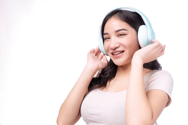 Wesoła Azjatycka Kobieta Używa Bezprzewodowych Słuchawek Słuchać Muzyki Radiowej Odizolowanym — Zdjęcie stockowe