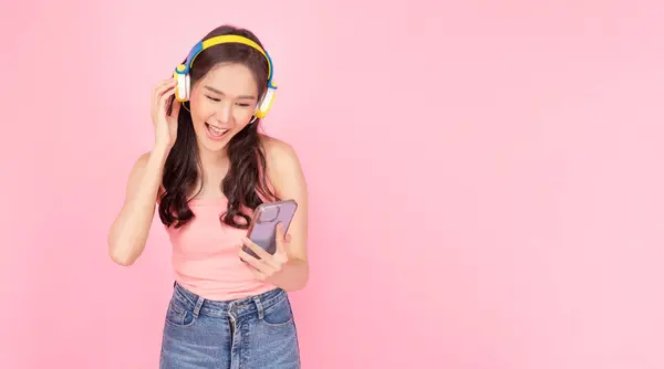Encantadora Mujer Asiática Usar Auriculares Celebración Teléfono Móvil Escuchar Música —  Fotos de Stock