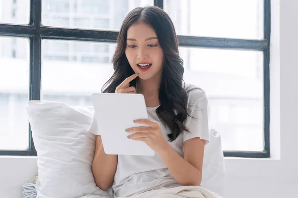 Позитивність Азіатська Жінка Тримає Цифровий Планшет Сидячи Подушкою Біле Ліжко Ліцензійні Стокові Зображення
