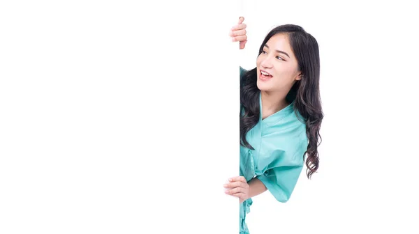Femme Asiatique Excitée Tenant Tableau Blanc Regardant Côté Espace Copie — Photo