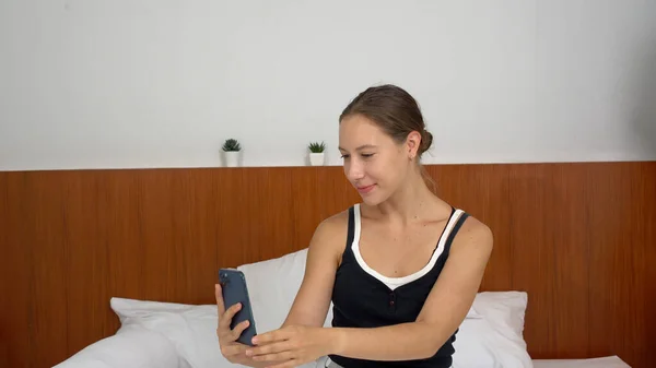 Щаслива Біла Жінка Використовуючи Мобільний Телефон Робить Селфі Фото Сидячи — стокове фото