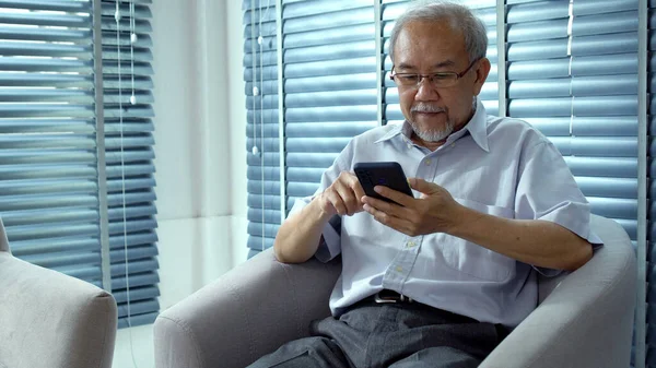 Літній Азіатський Чоловік Торкається Екрана Пошуку Мобільних Телефонів Інтернеті Або Ліцензійні Стокові Зображення