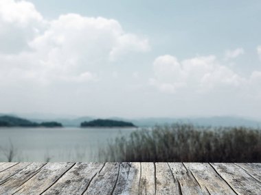 Tahta boş tablo bulanık arkaplan önünde, montaj için boşluk ürünlerinizi gösterin ya da doğal ürün gösterimi için taklit yapın.