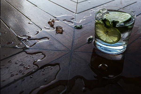 Primer Plano Refrescante Gin Tonic Servido Vaso Con Cubitos Hielo —  Fotos de Stock