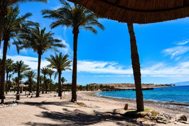 Kızıl Deniz 'in el değmemiş beyaz kumları, yüksek palmiyeleri ve dağınık kayalarıyla çarpıcı bir manzarası var. Kristal berraklığında su ve huzurlu atmosfer onu mükemmel bir kaçış noktası yapıyor..