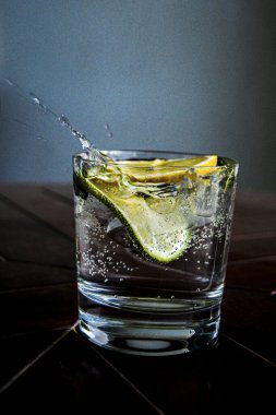 Buzlu, limonlu ve tonik bardakta servis edilen ferahlatıcı bir cin tonik ve tonik. Sıcak bir yaz gününde susuzluğunu gidermek için mükemmel bir içecek.