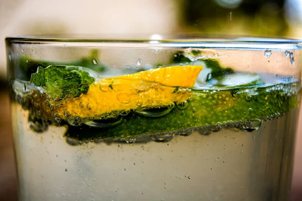 Egy Közeli Felvétel Egy Frissítő Gin Tonikról Amit Jégkockákkal Lime — Stock Fotó