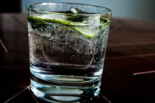 Närbild Uppfriskande Gin Och Tonic Serveras Ett Glas Med Isbitar — Stockfoto