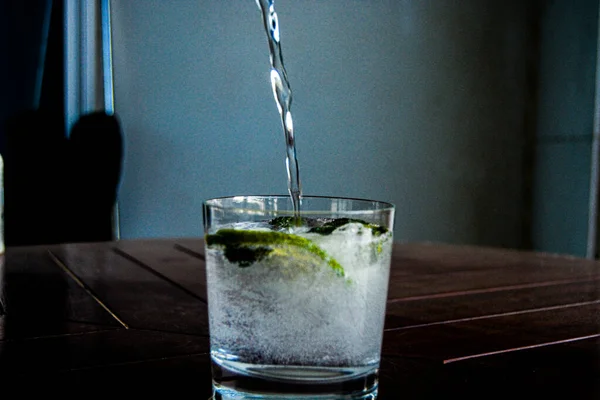 Primer Plano Refrescante Gin Tonic Servido Vaso Con Cubitos Hielo — Foto de Stock
