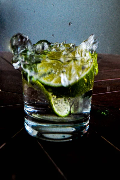 Близький Знімок Освіжаючого Джину Тонізуючого Джину Подається Склянці Кубиками Льоду — стокове фото