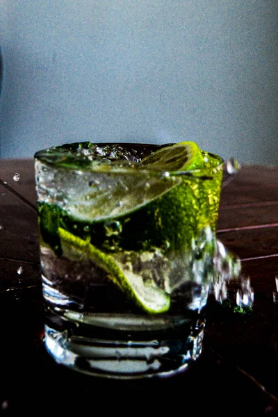 Primer Plano Refrescante Gin Tonic Servido Vaso Con Cubitos Hielo —  Fotos de Stock